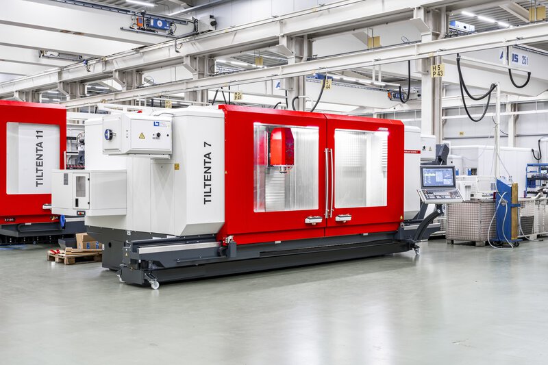 Working area of the 5-axis CNC machining center TILTENTA 7-3600 NEO with stainless steel panels inside the machine enclosure