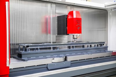 Arbeitsraum des 5-Achs-CNC-Bearbeitungszentrums TILTENTA 7-3600 NEO mit Schwenkspindel und Werkzeug bei der Bearbeitung eines Werkstücks