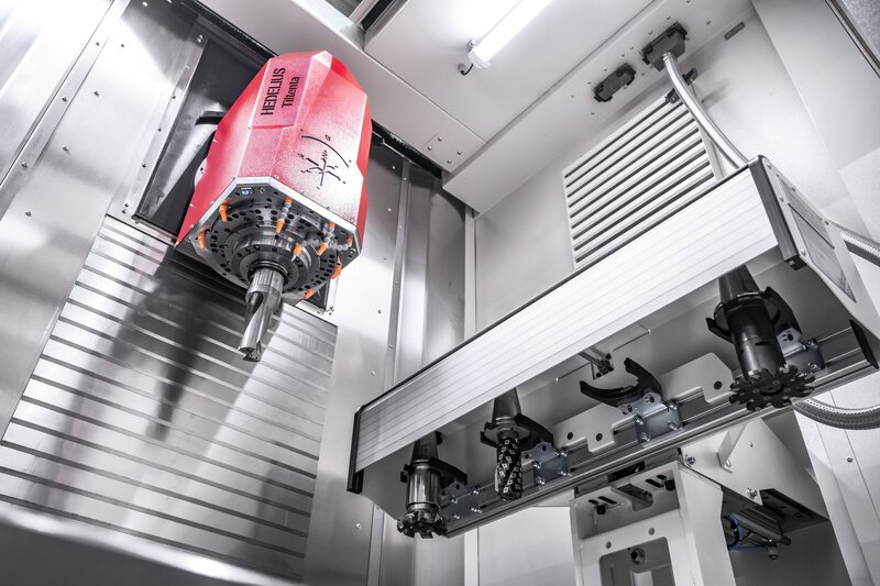 Pick-Up Werkzeugmagazin direkt seitlich am Maschinentisch montiert. Pneumatischer Einschub zur Bewahrung der Verfahrwege. Automatischer Werkzeugwechsel für Bedienkomfort.