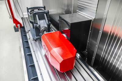 Arbeitsraum des 5-Achs-CNC-Bearbeitungszentrums TILTENTA 7-3600 NEO mit Bauteil auf NC-Rundtisch und geschwenkter Spindel bei der Bearbeitung