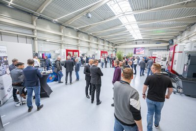 Im Technologiezentrum von HEDELIUS befinden sich viele Kunden. Sie informieren sich an den Messeständen der Aussteller und besichtigen die HEDELIUS Bearbeitungszentren. Das Highlight stellt die TILTENTA-7-2000 NEO in Kombination mit der Automationslösung MARATHON SR415 dar.