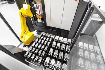 Werkstückautomation Lang RoboTrex - Roboterarm und Spannvorrichtungen