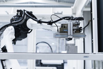 BMO Automation: Werkstückautomation BMO Platinum - Roboterarm mit Werkstück