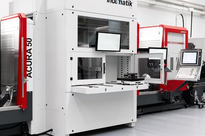 Linearverkettung: 5-Achs-Bearbeitungszentrum HEDELIUS ACURA 50 EL - Palettenautomation indunorm indumatik Light 120 - 5-Achs-Bearbeitungszentrum HEDELIUS ACURA 65 EL - Rüststation