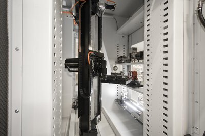 Palettenautomation indunorm Indumatik Light 120 - 5-Achs-Bearbeitungszentrum HEDELIUS ACURA 65 EL - Aufnahme einer Palette durch Greifarm