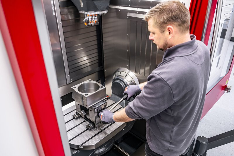 Centro di lavoro a 5 assi ACURA 65 con convogliatore di trucioli e controllo macchina CNC, compatto e poco ingombrante con equipaggiamento completo.