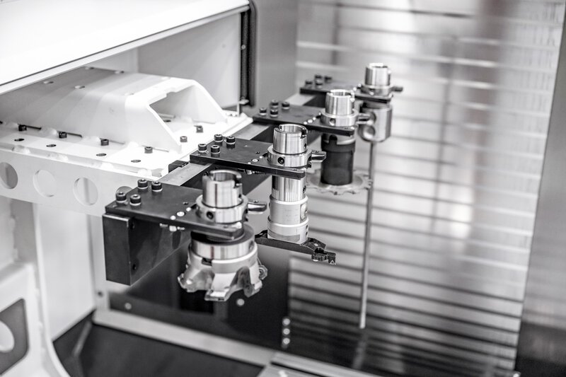 Magazine supplementare per strumenti lunghi e grandi diametri fino a 210 mm di diametro e 600 mm di lunghezza per centri di lavorazione CNC