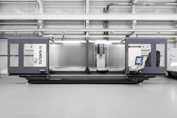 TILTENTA 11-4600 frontal mit beidseitig geöffneten Arbeitsraumtüren in Sonderlackierung. Zur Auswahl stehen verschiedene RAL-Töne. Hier wurde ein hellgrauer Ton gewählt. Sonderlackierungen bieten Individualität und sehen gut aus.