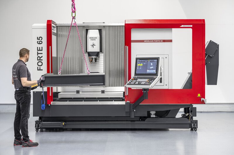 HEDELIUS 3-Achs-Bearbeitungszentrum FORTE 65 Single 1320 Kranbeladung. Das Kabinendach öffnet automatisch mit der Tür und ermöglicht so eine einfache Beladung durch einen Kran.