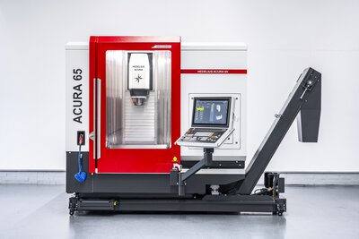 5-Achs-Bearbeitungszentrum ACURA 65 mit Späneförderer und CNC-Maschinensteuerung.Kompakt und Platzsparend bei voller Ausstattung.