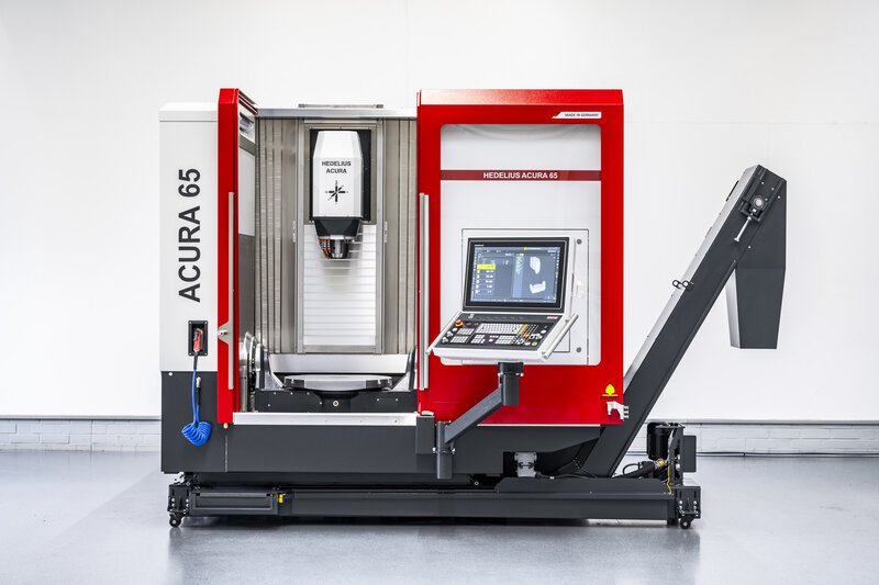 5-Achs-Bearbeitungszentrum ACURA 65 mit Späneförderer und CNC-Maschinensteuerung.Kompakt und Platzsparend bei voller Ausstattung.