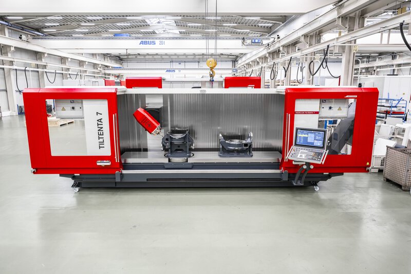 Arbeitsraum des 5-Achs-CNC-Bearbeitungszentrums TILTENTA 7-3600 NEO mit zwei Bauteilen und Schwenkspindel bei der Bearbeitung