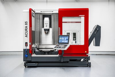 5-Achs-Bearbeitungszentrum mit CNC-Maschinensteuerung für effiziente und präzise Bearbeitung. Spindel in Arbeitsstellung zur Bearbeitung eines Werkstückes auf dem Dreh-Schwenktisch.