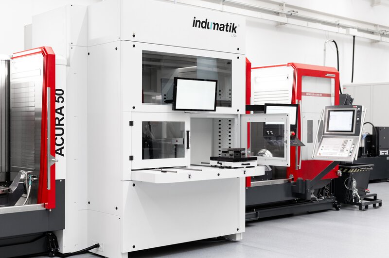 Linearverkettung: 5-Achs-Bearbeitungszentrum HEDELIUS ACURA 50 EL - Palettenautomation indunorm indumatik Light 120 - 5-Achs-Bearbeitungszentrum HEDELIUS ACURA 65 EL - Rüststation