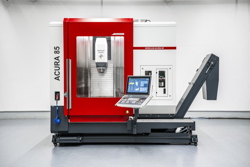 5 tengelyes megmunkálóközpont modern CNC vezérléssel. A munkatér ajtaja zárva van.