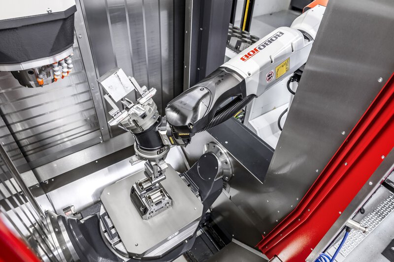 Werkstückautomation RoboJob Mill-Assist - Spannvorrichtung und Greifarm mit Werkstück im Maschinenraum des HEDELIUS CNC-Bearbeitungzentrums ACURA 50 EL