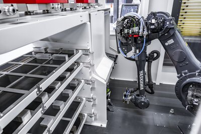 Hybridautomation HEDELIUS MARATHON RZ430 Multi-Palettenspeicheranlage mit dem 5-Achs-Bearbeitungszentrum HEDELIUS ACURA 65 MARATHON  und einer HEDELIUS ACURA 50 MARATHON - Roboter