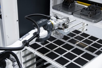 BMO Automation: Werkstückautomation BMO Platinum - Roboterarm mit Werkstück und Rasterschublade