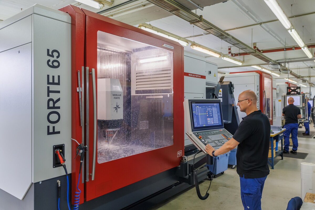 Red and white FES machine park equipped with HEDELIUS machining centres for precise CNC manufacturing