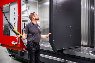 Centro di lavorazione CNC FORTE 9-3600 con operatore al controllo CNC per una lavorazione precisa ed efficiente della macchina