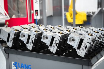 Werkstückautomation Lang RoboTrex - Werkstückwagen mit Schraubstöcken und eingespannten Werkstücken