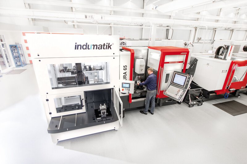 Palettenautomation indunorm Indumatik Light 120 - 5-Achs-Bearbeitungszentrum HEDELIUS ACURA 65 EL - Bediener am Innenraum