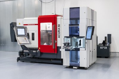 EROWA ERC 80 Multipalettenspeicher Automationslösungen für HEDELIUS CNC-Bearbeitungszentren ACURA 50 EL mit ausgezogener Rüststation