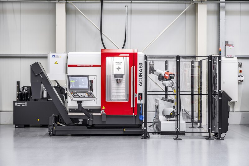 Werkstückautomation RoboJob Mill-Assist + HEDELIUS CNC-Bearbeitungzentrum ACURA 50 EL