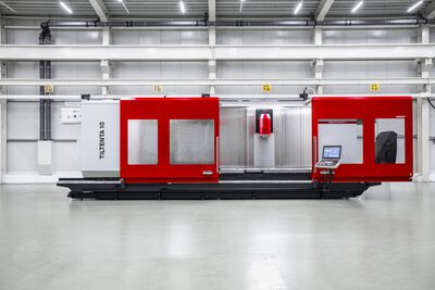 HEDELIUS 5-Achs-Bearbeitungszentrum TILTENTA 10-6200 mit geöffneter Arbeitsraumtür rechts