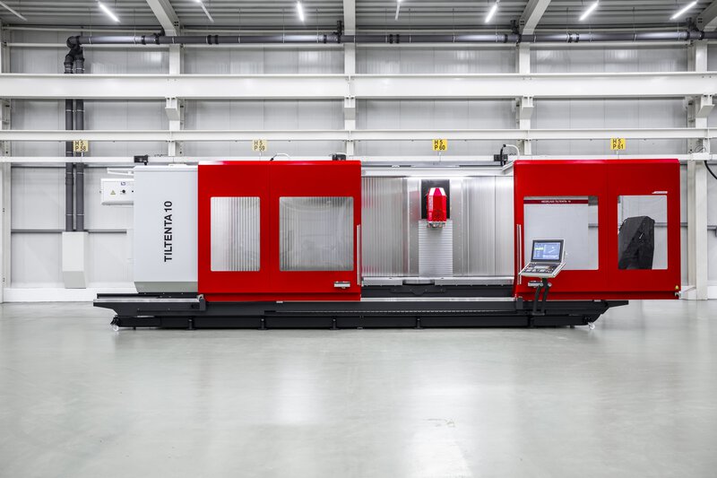 HEDELIUS 5-Achs-Bearbeitungszentrum TILTENTA 10-6200 mit geöffneter Arbeitsraumtür rechts