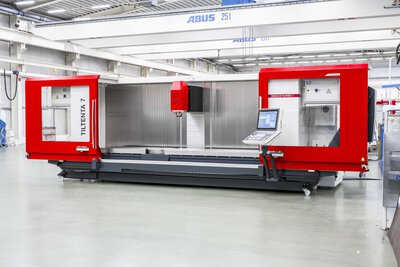 Arbeitsraum des 5-Achs-CNC-Bearbeitungszentrums TILTENTA 7-3600 NEO mit Edelstahl-Lamellen im Innenraum der Maschine