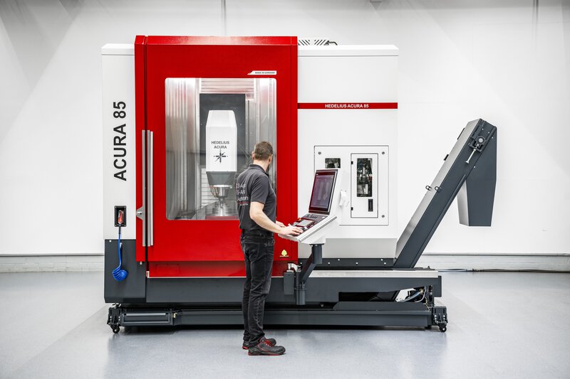 5-Achs-Bearbeitungszentrum mit moderner CNC-Maschinensteuerung. Tür zum Arbeitsraum geschlossen.