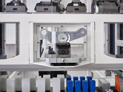 BMO Automation: BMO Iridium Hybrid - Paletten- und Werkstückautomation - Palette im Regalsystem
