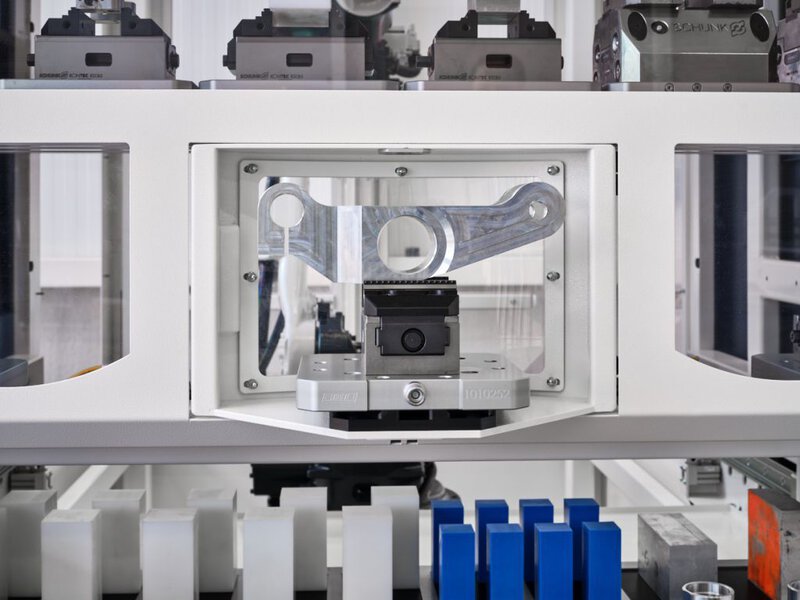 BMO Automation: BMO Iridium Hybrid - Paletten- und Werkstückautomation - Palette im Regalsystem