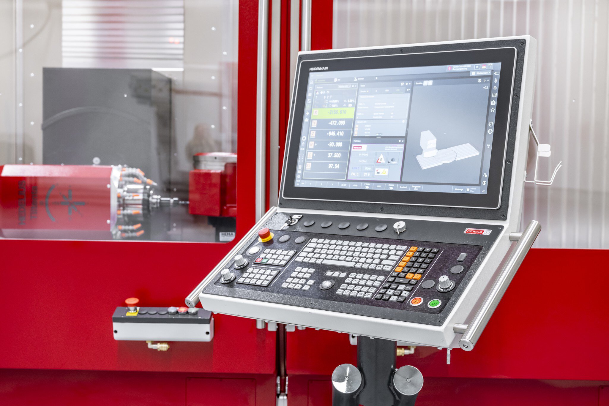 HEIDENHAIN und SIEMENS CNC-Steuerungen bieten höchsten Bedienkomfort und volle Funktionalität. Bei HEDELIUS sind sie Teil der serienmäßigen Ausstattung aller Bearbeitungszentren.