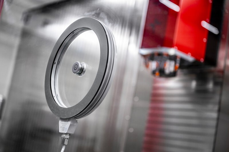 Centro di lavorazione CNC FORTE 9-3600 con Visiport per aumentare la sicurezza del processo nella lavorazione di precisione