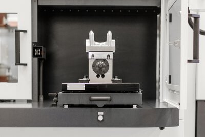 Palettenautomation indunorm Indumatik Light 120 - 5-Achs-Bearbeitungszentrum HEDELIUS ACURA 65 EL - Rüststation mit Palette