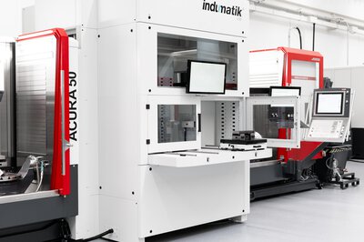 Linearverkettung: 5-Achs-Bearbeitungszentrum HEDELIUS ACURA 50 EL - Palettenautomation indunorm indumatik Light 120 - 5-Achs-Bearbeitungszentrum HEDELIUS ACURA 65 EL - Rüststation