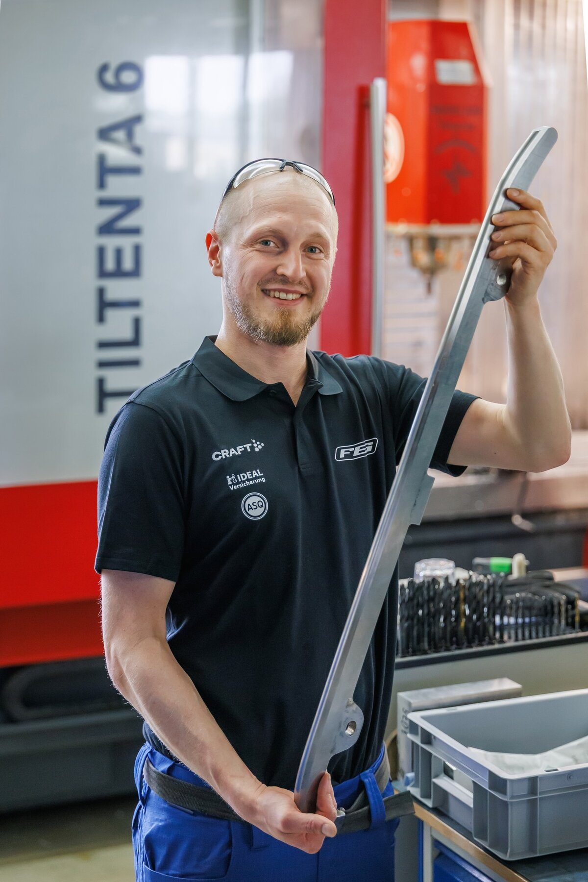 Thomas Proksch presents a long bobsleigh runner machined on the TILTENTA 6-2300 with an X travel of 2300 millimetres