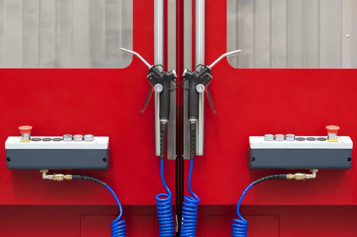 Abblaspistolen mit Druckluft, ausgestattet mit Schnellkupplungen, Spiralverbindungsschläuchen und Haltevorrichtungen, sorgen für eine effiziente Entfernung von Spänen und Resten an der CNC-Maschine. Diese Geräte tragen dazu bei, die Arbeitsumgebung sauber zu halten, die Prozesssicherheit zu erhöhen und die Präzision Ihrer Fertigung zu verbessern.