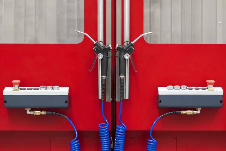 Abblaspistolen mit Druckluft, ausgestattet mit Schnellkupplungen, Spiralverbindungsschläuchen und Haltevorrichtungen, sorgen für eine effiziente Entfernung von Spänen und Resten an der CNC-Maschine. Diese Geräte tragen dazu bei, die Arbeitsumgebung sauber zu halten, die Prozesssicherheit zu erhöhen und die Präzision Ihrer Fertigung zu verbessern.