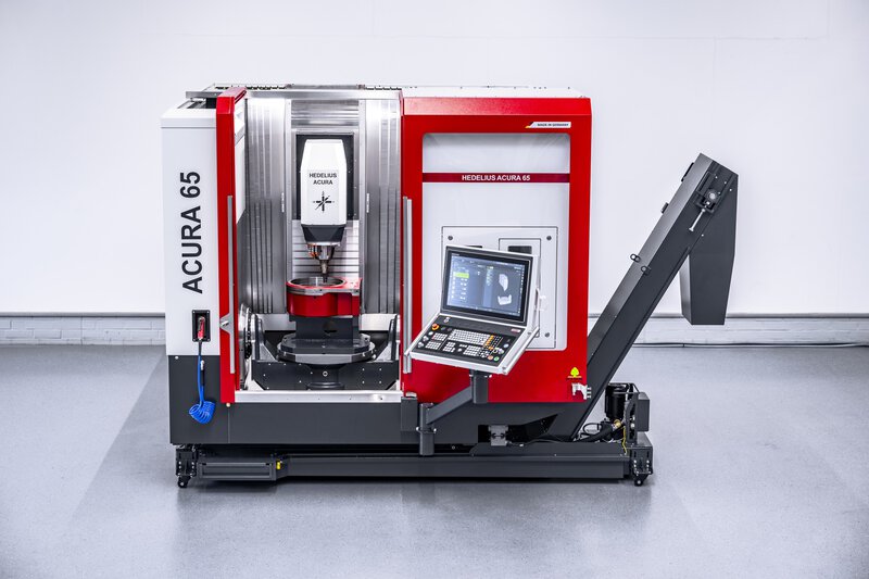 Horizontale Bearbeitung eines Werkstückes auf dem 5-Achs-Bearbeitungszentrum ACURA 65 mit integriertem NC-Rundtisch.