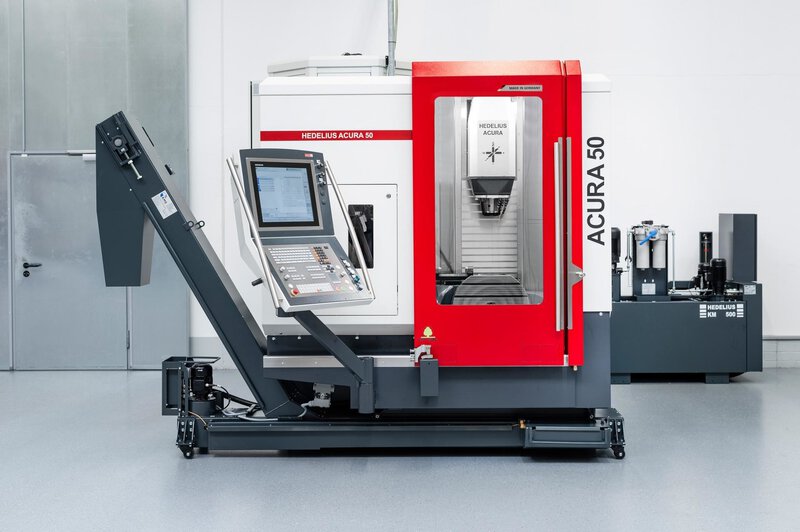 CNC 5-Achs-Bearbeitungszentrum ACURA 50 mit Dreh-Schwenktisch. Wenig Platzbedarf durch kompakte Bauweise.