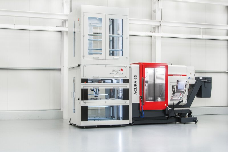 Az EROWA Robot Leonardo automatizálási megoldás oldalról csatlakoztatva az ACURA 65 EL 5 tengelyes megmunkálóközponthoz. Palettaautomatizálás a hatékony gyártáshoz.