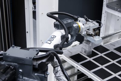 BMO Automation: Werkstückautomation BMO Platinum - Roboterarm mit Werkstück und Rasterschublade