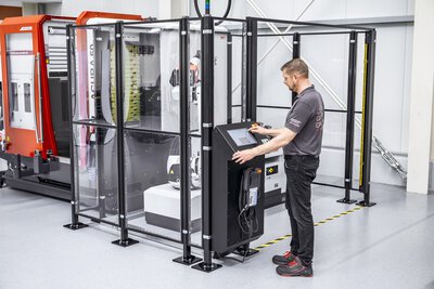 Werkstückautomation RoboJob Mill-Assist + HEDELIUS CNC-Bearbeitungzentrums ACURA 50 EL - Bediener am Automationsterminal