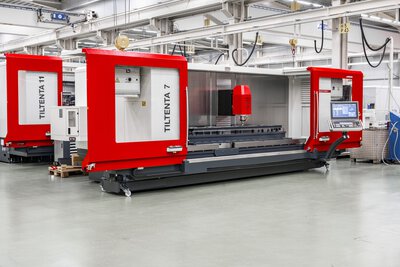 5-Achs-CNC-Bearbeitungszentrum TILTENTA 7-3600 NEO mit Schwenkspindel während der Bearbeitung eines Werkstücks