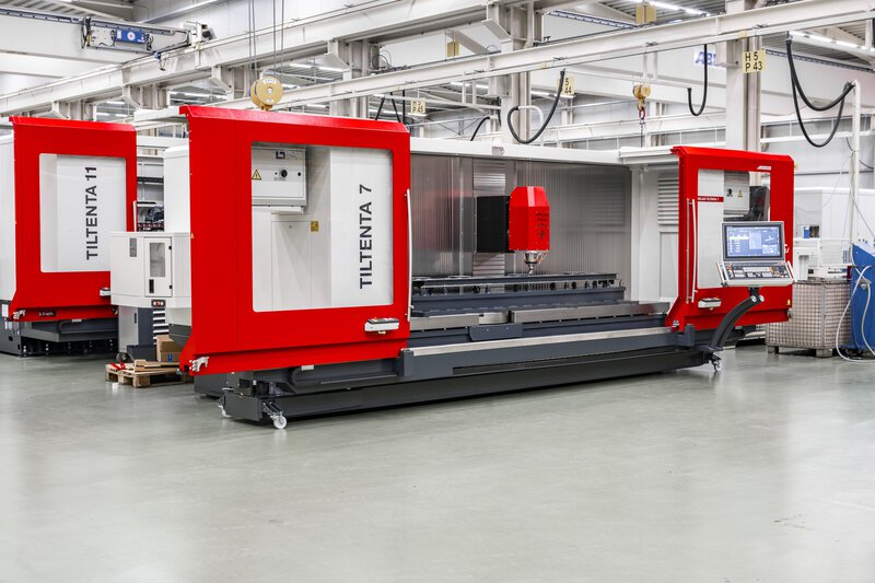 Centro di lavoro CNC a 5 assi TILTENTA 7-3600 NEO con mandrino orientabile durante la lavorazione di un pezzo