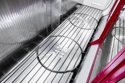 Bild des Innenraums der HEDELIUS TILTENTA 11-4600 2R. Sichtbar sind zwei integrierte Schwerlast-NC-Rundtische zur schnellen und einfachen Umrüstung der CNC-Maschine. Diese Rüstoptimierung spart wertvolle Zeit, die zur Bearbeitung weiterer Werkstücke genutzt werden kann.