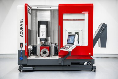 5-Achs-Bearbeitungszentrum mit CNC-Maschinensteuerung für effiziente und präzise Bearbeitung. Spindel in Arbeitsstellung zur Bearbeitung eines Werkstückes auf dem Dreh-Schwenktisch.